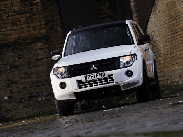 Обои картинки фото mitsubishi shogun black 2012, автомобили, mitsubishi, shogun, black, 2012