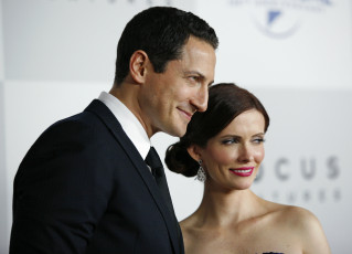 Картинка разное знаменитости улыбки sasha roiz bitsie tulloch актеры