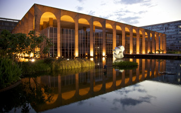 Картинка дворец+итамарати +бразилиа города -+здания +дома огни здание бассейн