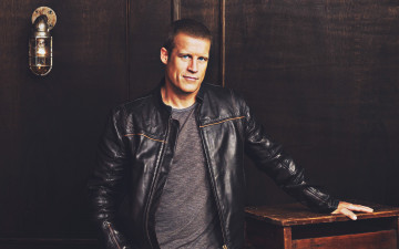 Картинка mark+valley+ 2019 мужчины mark+valley американский актер марк томас вэлли мужчина кожаная куртка знаменитость