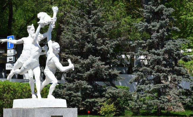 Обои картинки фото города, - памятники,  скульптуры,  арт-объекты, эстафета, мужчина, деревья