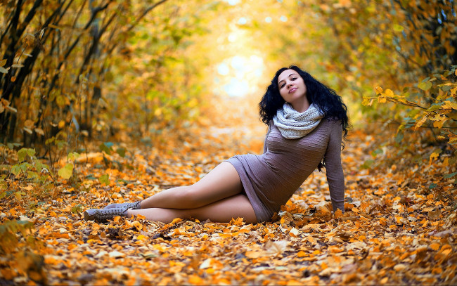 Обои картинки фото девушки, -unsort , брюнетки, темноволосые, поза, осень, желтый, фон