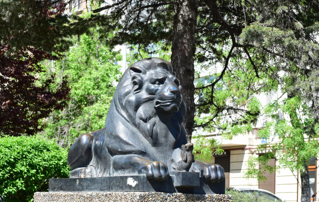 Обои картинки фото города, - памятники,  скульптуры,  арт-объекты, рыба, деревья, лев