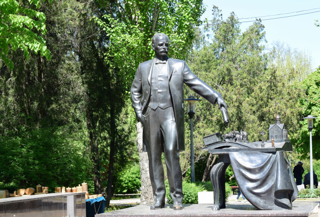 Обои картинки фото ростов на дону, города, - памятники,  скульптуры,  арт-объекты, мужчина, миниатюра