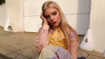 Картинка девушки anya+taylor+joy блондинка платье