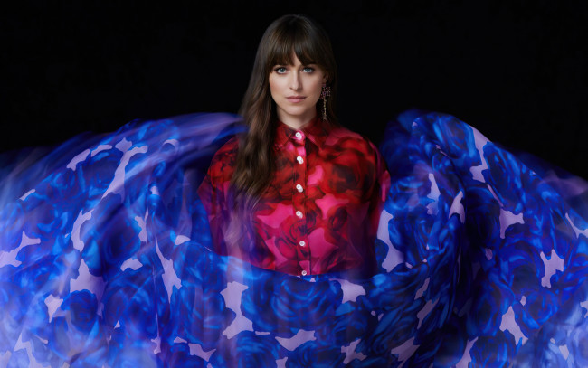 Обои картинки фото девушки, dakota johnson, шатенка, блузка, ткань