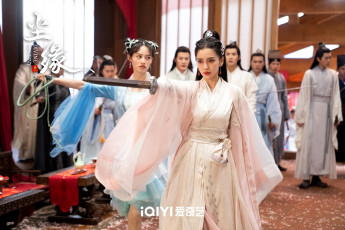 Картинка кино+фильмы divine+destiny девушки оружие люди зал