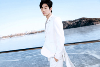 Картинка мужчины xiao+zhan актер костюм балкон панорама море