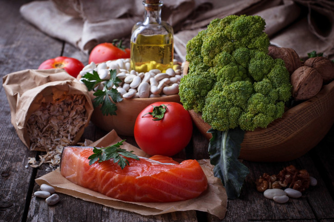 Обои картинки фото еда, рыба,  морепродукты,  суши,  роллы, брокколи, форель, масло, фасоль, орехи