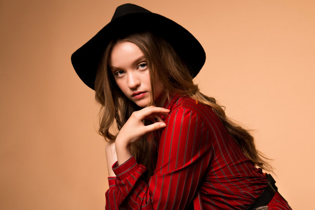 Обои картинки фото девушка - girl, девушки, - лица,  портреты, девушка, женщина, шатенка, темноволосая, сексуальная, модель, звезда, позирует, разная, обувь, верхняя, стильная, одежда, нижнее, эротическое, бельё, трусы, лифчик, колготки, чулки, аксессуары, макияж, и, множество, элементов, на, фотографии