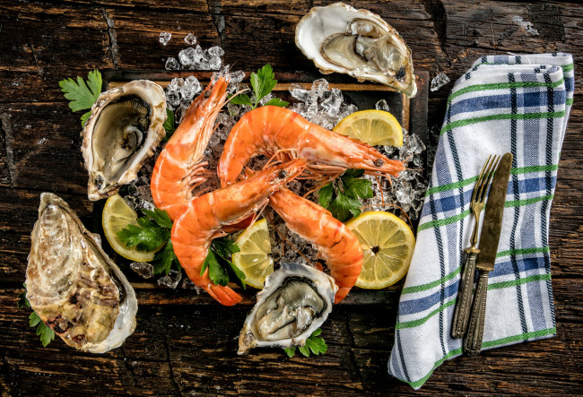 Обои картинки фото еда, рыбные блюда,  с морепродуктами, устрицы, креветки, лед, лимон