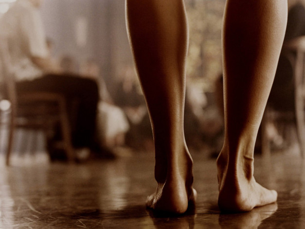 Обои картинки фото кино, фильмы, босиком, по, мостовой