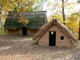 Картинка археопарк разное рельефы статуи музейные экспонаты Чехия