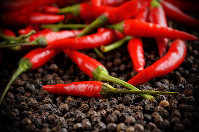 Обои картинки фото еда, перец, горошек, острый, красный, душистый