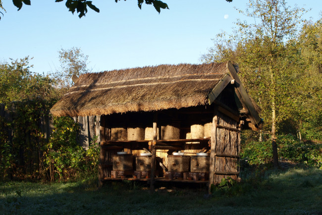 Обои картинки фото славянская, деревня, музей, d&, 252, ppel, разное, рельефы, статуи, музейные, экспонаты, германия