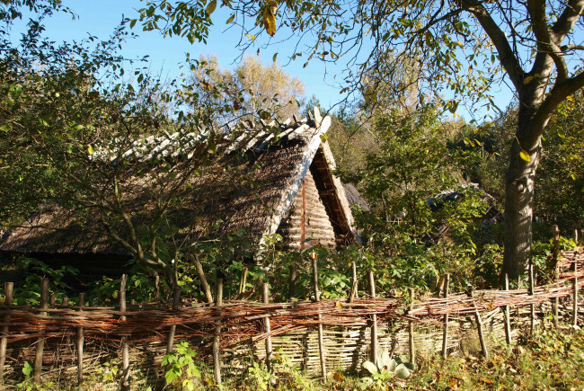 Обои картинки фото славянская, деревня, музей, d&, 252, ppel, разное, рельефы, статуи, музейные, экспонаты, германия