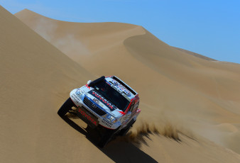 Картинка спорт авторалли hilux oyota тойота дакар гонка передок дюна dakar rally