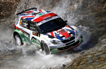 Картинка спорт авторалли skoda fabia rally вода авто вид с верху брызги гонка