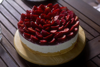 Картинка еда торты торт доска фон дольки клубники