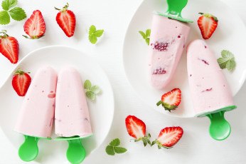 Картинка еда мороженое +десерты дольки клубники клубничное десерт тарелки фон