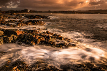 Картинка природа побережье пена камни волны берег