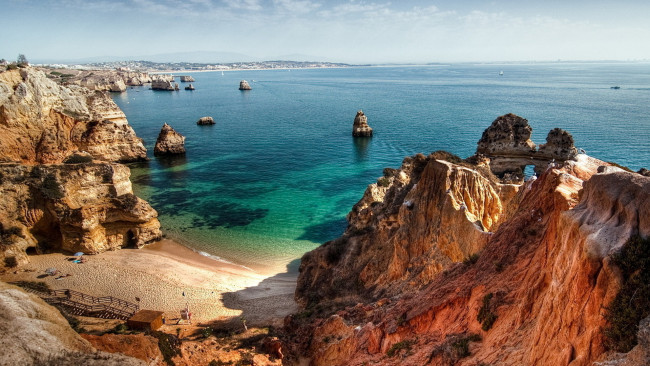 Обои картинки фото природа, побережье, пляж, море, скалы, берег, лестница, песок