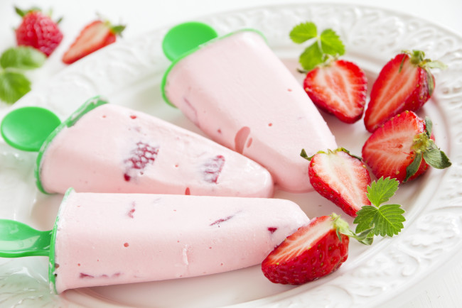 Обои картинки фото еда, мороженое,  десерты, мята, клубничное, сладость, десерт, тарелка, клубника