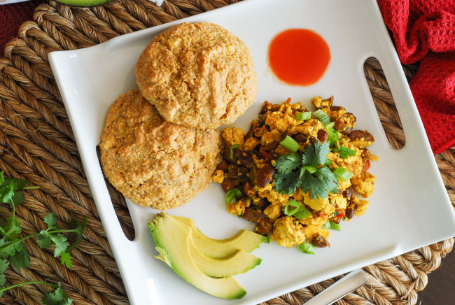 Обои картинки фото еда, салаты,  закуски, хлебцы, авокадо, салат