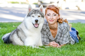 Картинка девушки -unsort+ рыжеволосые+и+другие рыжая собака лежат на траве хаски боке зелень газон девушка