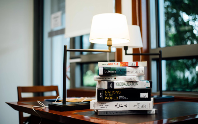 Обои картинки фото разное, канцелярия,  книги, книги, лампа