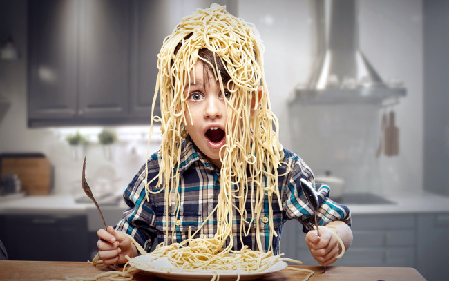 Обои картинки фото юмор и приколы, мальчик, макароны