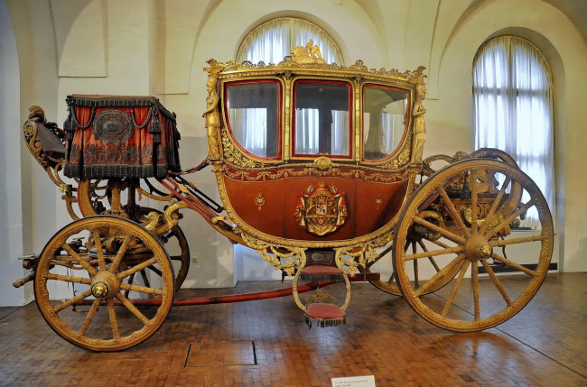 Обои картинки фото разное, рельефы,  статуи,  музейные экспонаты, карета