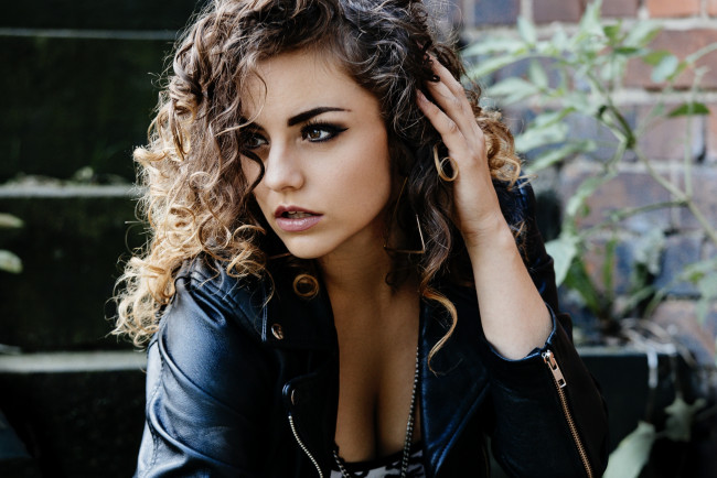 Обои картинки фото девушки, -unsort , брюнетки,  шатенки, взгляд, лицо