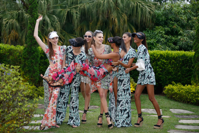 Обои картинки фото девушки, -unsort , группа девушек, мода, модели, разные, платья, группа, девушек, фотомодели