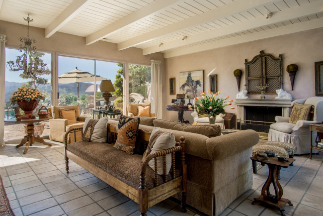 Обои картинки фото интерьер, гостиная, подушки, диваны, кресла, цветы, камин