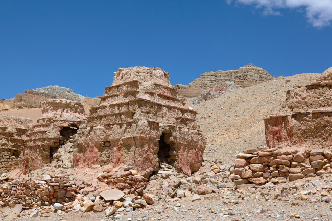 Обои картинки фото тибет,  старые чортены в долине гаруды кьюнг лунг, разное, религия, ламаизм, буддизм, ступы, долина