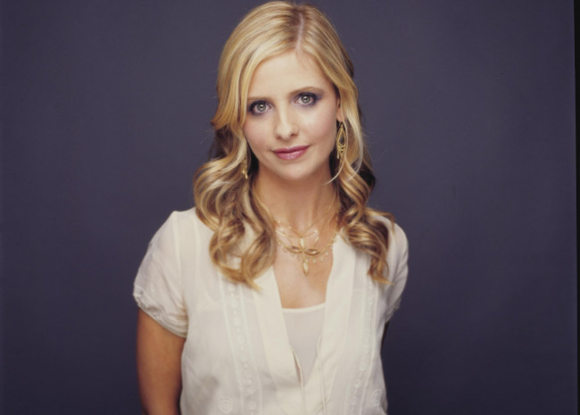 Обои картинки фото девушки, sarah michelle gellar, сара, мишель, геллар, актриса, блондинка, блузка, улыбка, ожерелье