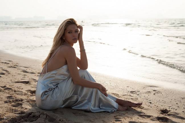 Обои картинки фото музыка, вера брежнева, водоем, взгляд, певица, женщина