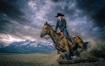 Картинка девушки -+блондинки +светловолосые девушка модель блондинка вестерн ковбой шляпа стетсон кожа взгляд макияж лошадь мустанг скачки небо тучи горы прерия кантри