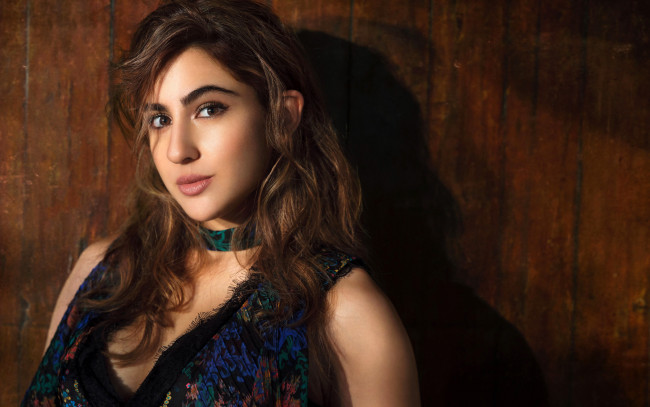 Обои картинки фото девушки, sara ali khan, sara, ali, khan, шатенка, лицо, декольте