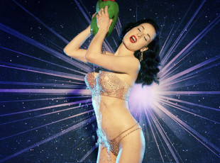 обоя девушки, dita von teese, брюнетка, купальник, мочалка, вода