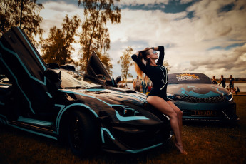 Картинка автомобили -авто+с+девушками машины рыжая очки платье