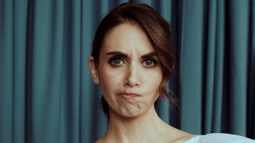 Картинка девушки alison+brie шатенка лицо гримаса шторы