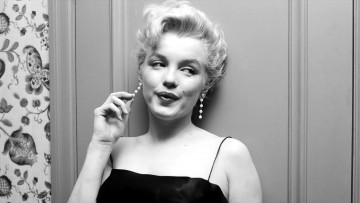 Картинка девушки marilyn+monroe актриса блондинка черно-белая серьги