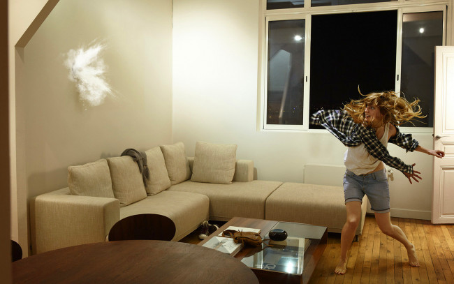 Обои картинки фото девушки, - блондинки,  светловолосые, блондинка, рубашка, майка, шорты, диван, окно, эмоции