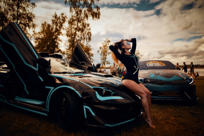 Обои картинки фото автомобили, -авто с девушками, машины, рыжая, очки, платье