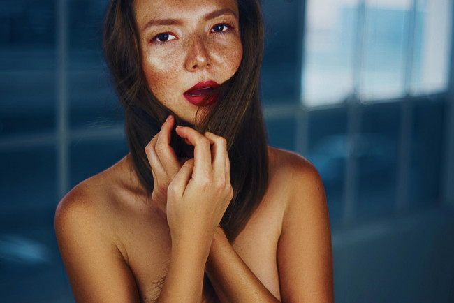 Обои картинки фото девушки, - брюнетки,  шатенки, шатенка, веснушки