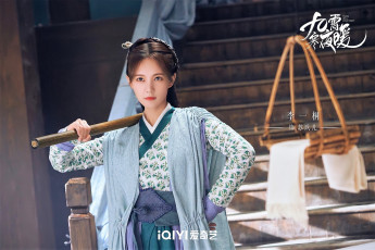 Картинка кино+фильмы warm+on+a+cold+night девушка посох ступени