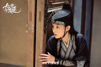 Картинка кино+фильмы warm+on+a+cold+night женщина шляпа дверь