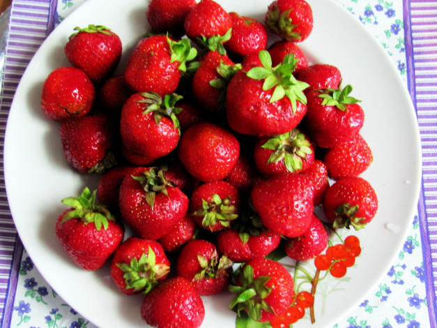 Обои картинки фото еда, клубника,  земляника, ягоды, спелая